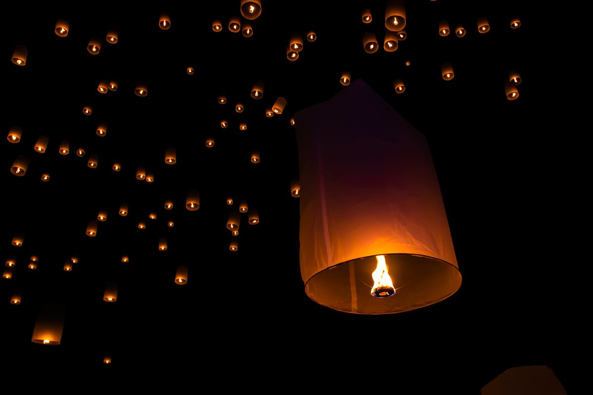 Lanternas iluminadas subindo ao céu na Ásia