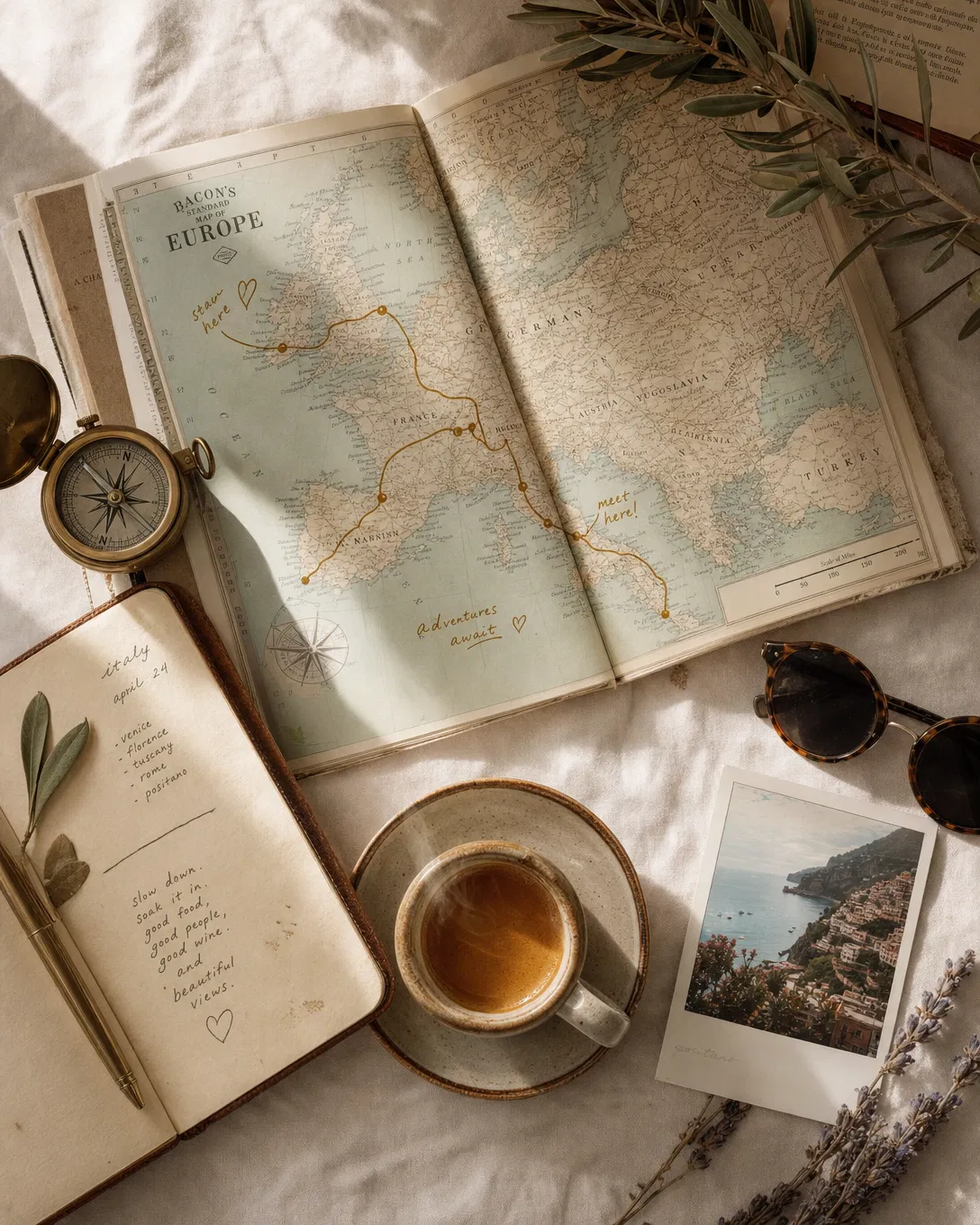 Mesa de planejamento de viagem com mapa, caderno, bússola e café